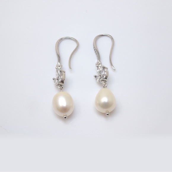 14K Gold Plated Freshwater Shell Pearl Necklace and Earrings Set - Picture 8 of 9